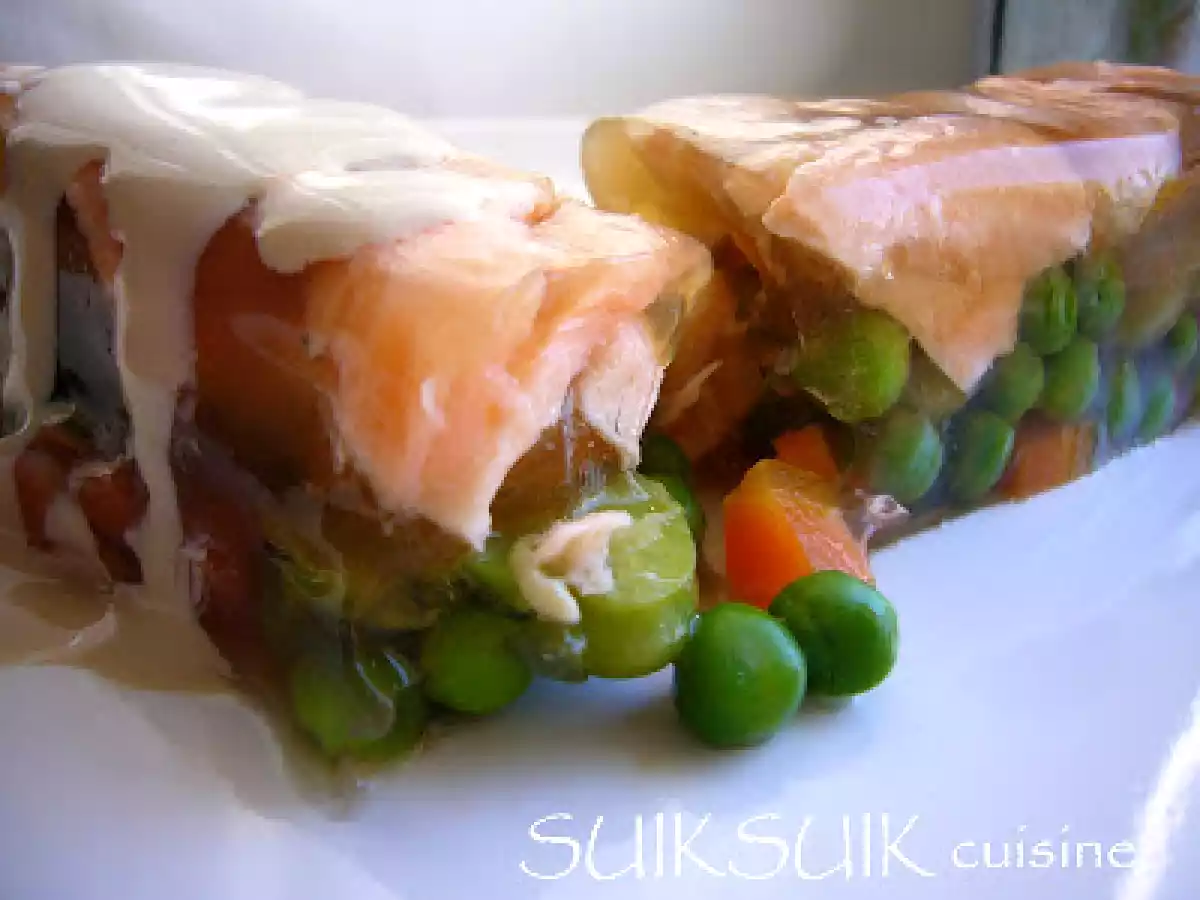 Aspic au thé vert, saumon et légumes printaniers sauce wasabi