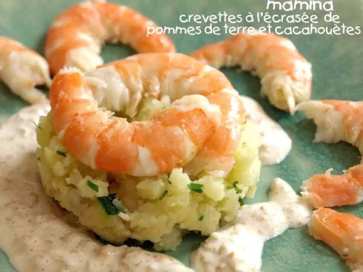 Assiette de crevettes sauce au cacahuètes à l'écrasée de pommes de terre