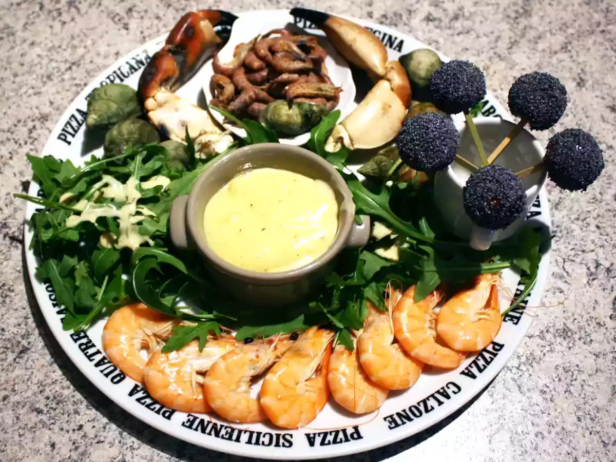 Assiette de fruits de mer, aïoli et salade