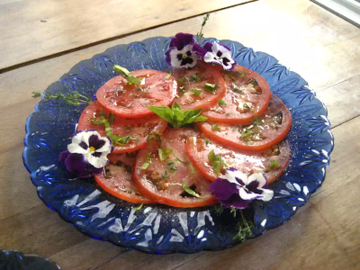 Assiette de tomates du jardin à l'huile d'olive verte