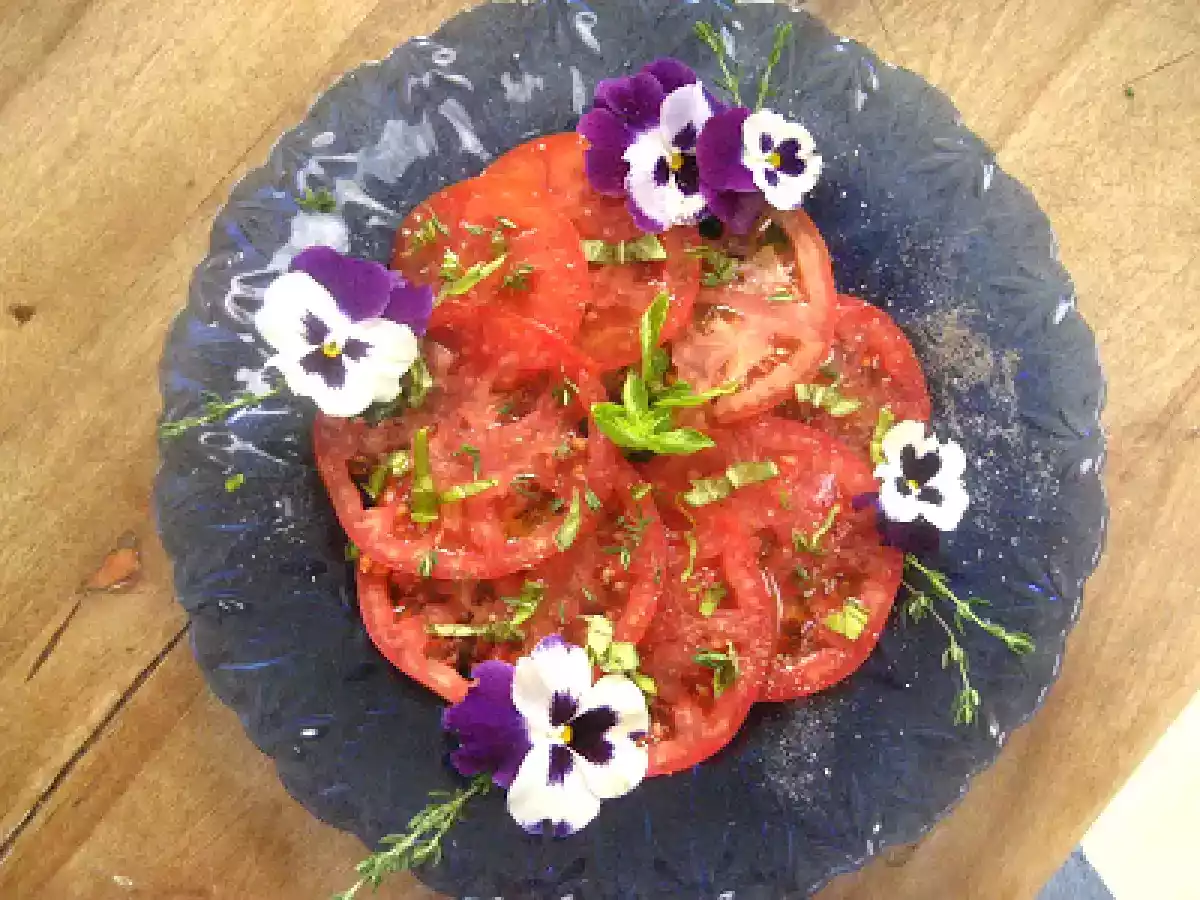 Assiette de tomates du jardin à l'huile d'olive verte - photo 2