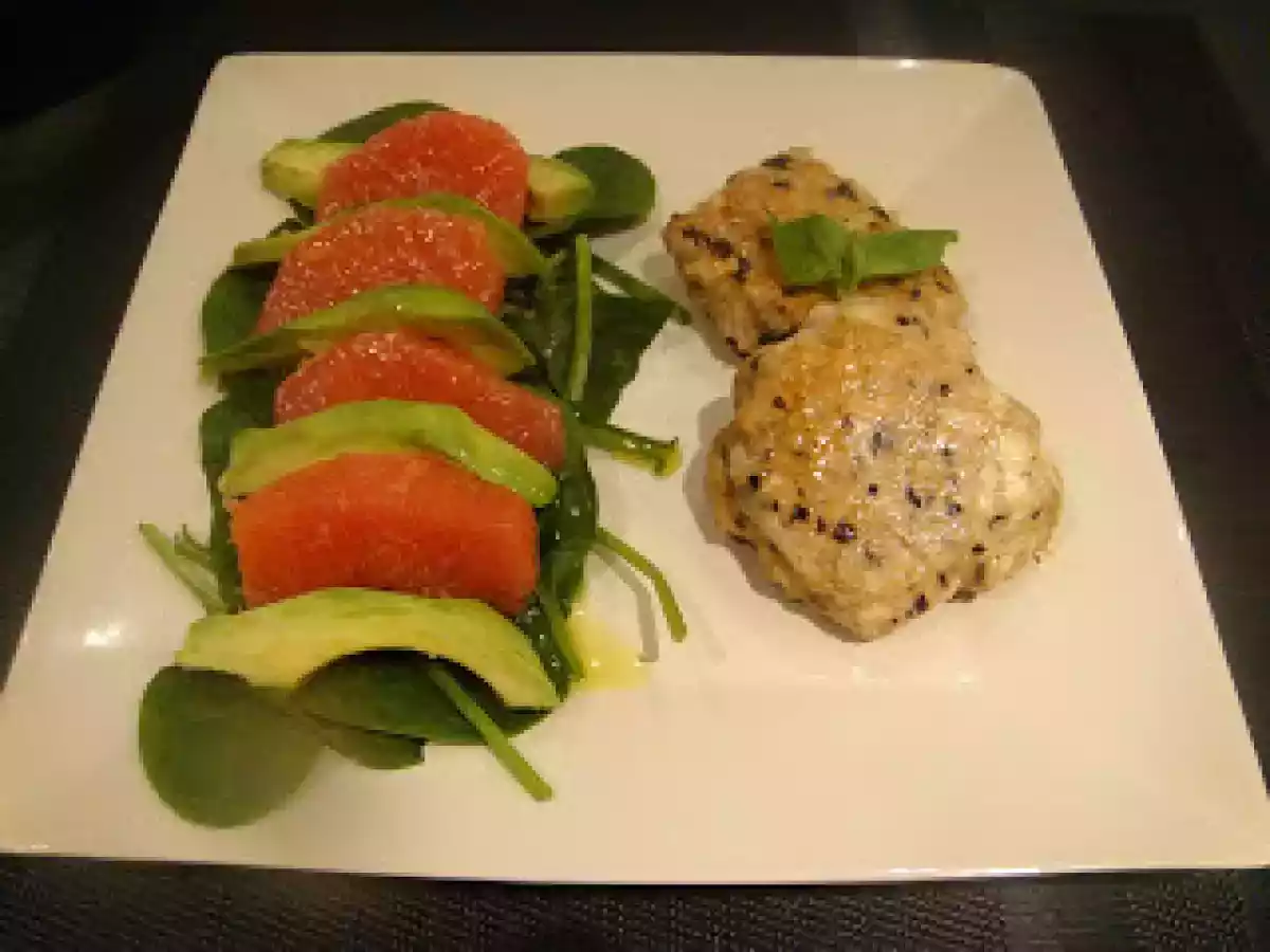 Au menu ce soir: galettes de poulet aux olives et salade pamplemousse/avocat