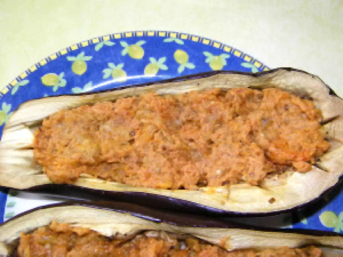 Aubergine farcie au thon à la tomate