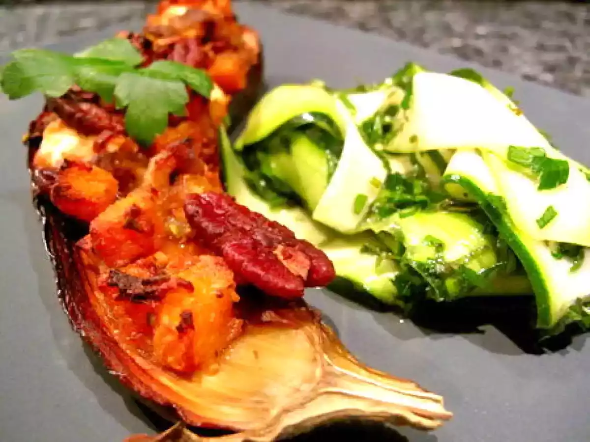 Aubergine gratinée farcie à la courge, féta et noix, et sa petite salade
