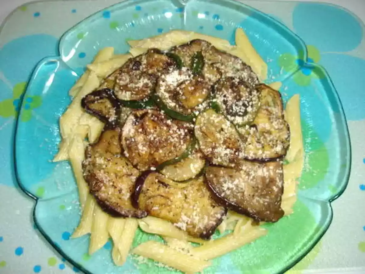 Aubergines et courgettes confites sur lit de Penne Rigatte