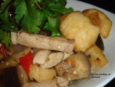 Aubergines, porc, boules de tofu frites, tamarin (canh cà bung)