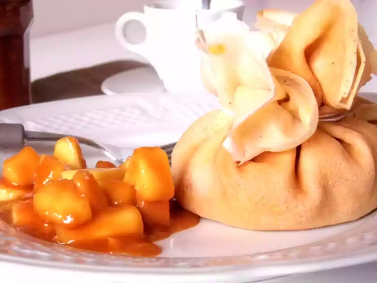 Aumônière de crêpe aux pommes et caramel au beurre salé