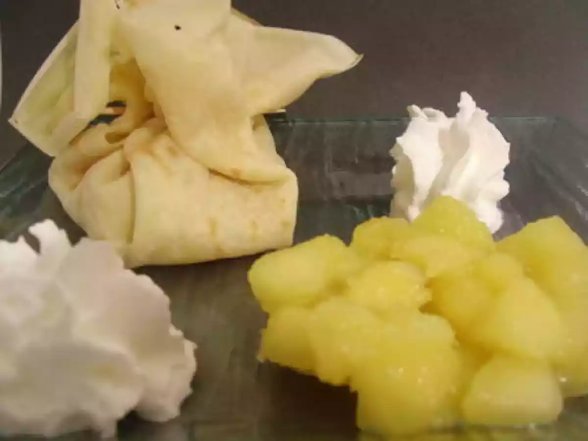 Aumônière de pomme au Cointreau et sa chantilly au pain d'épices.