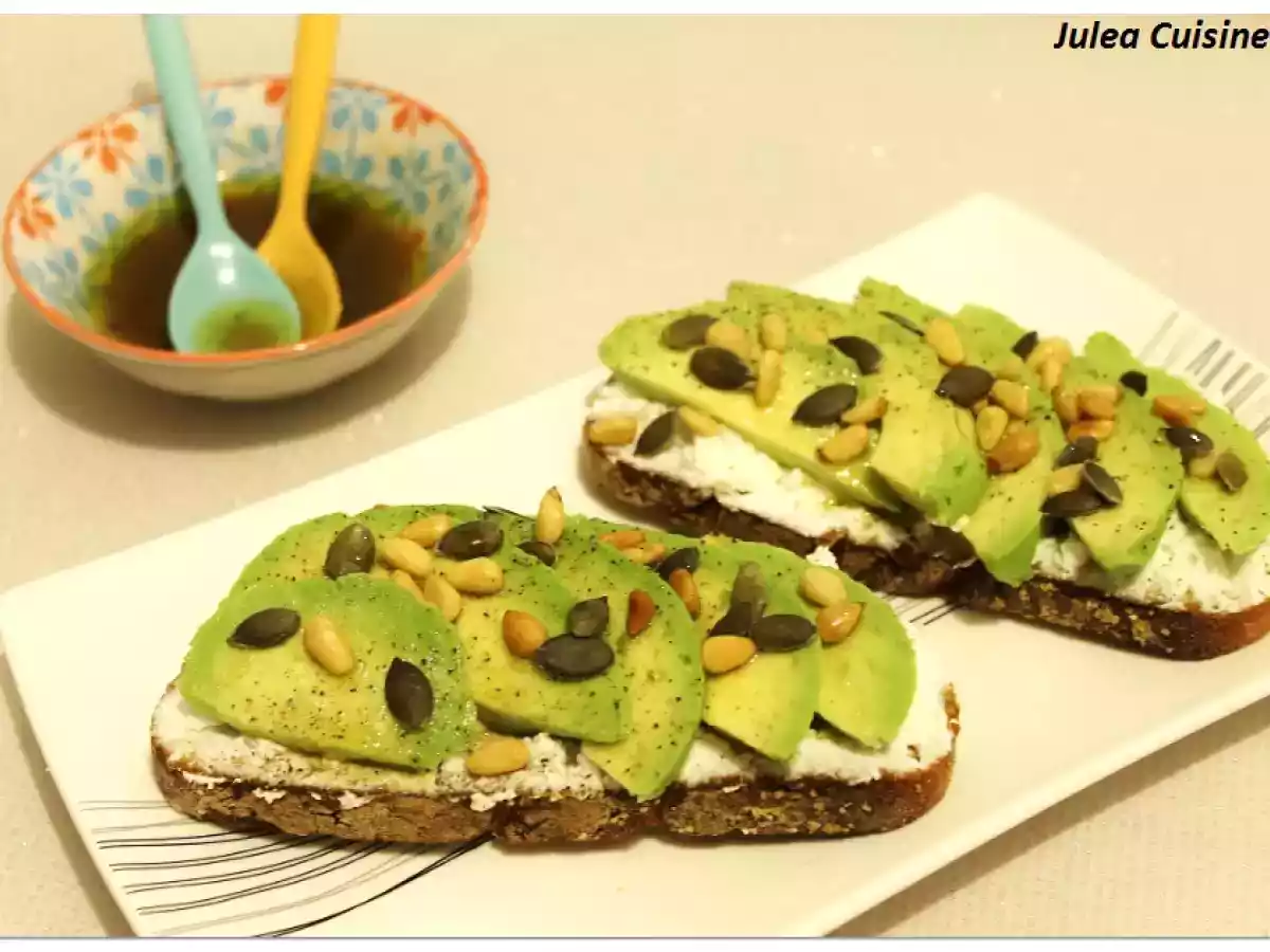 Avocado Toast : avocats, chèvre frais, et graines