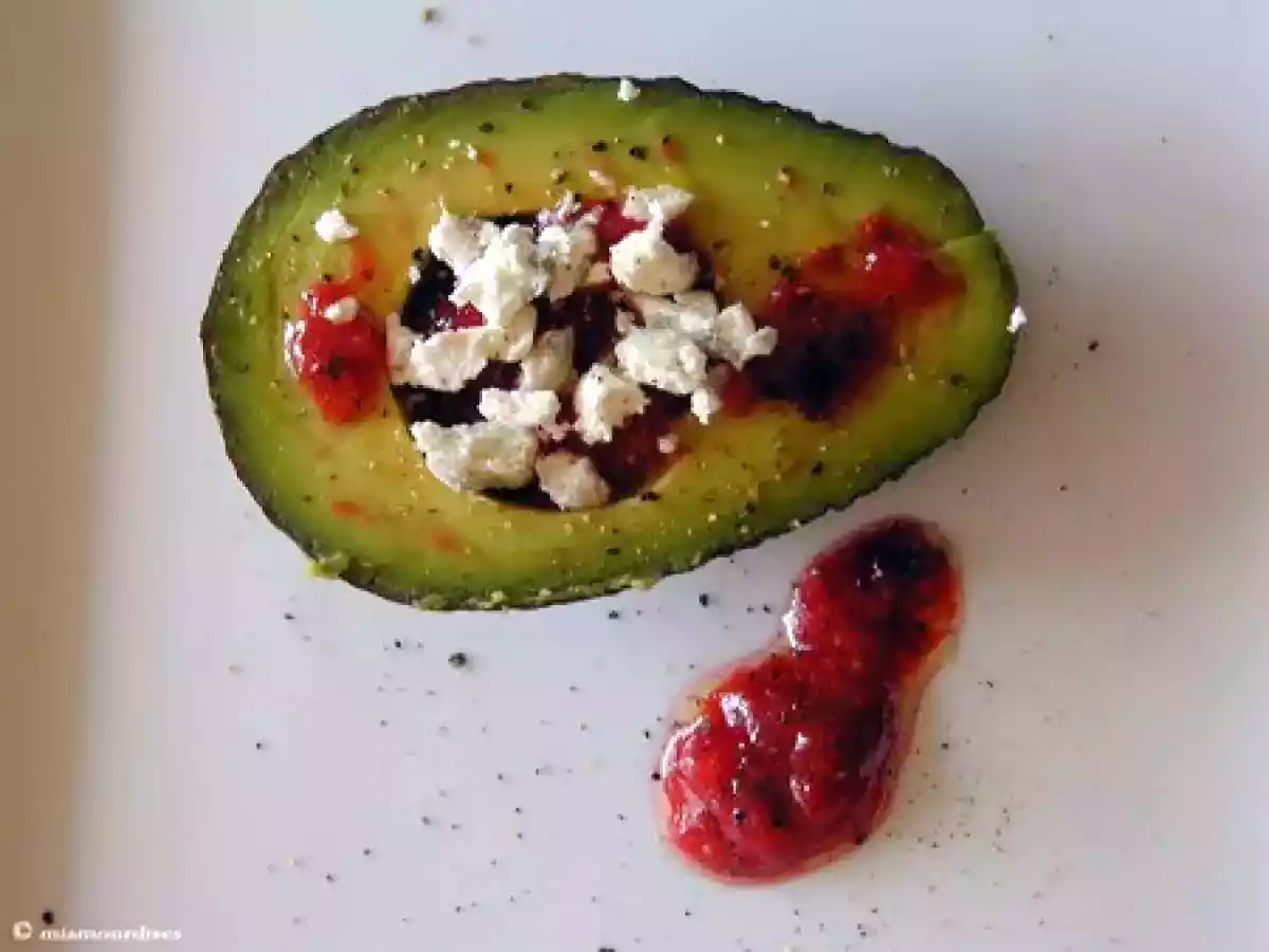 Avocat au chèvre, sauce framboise