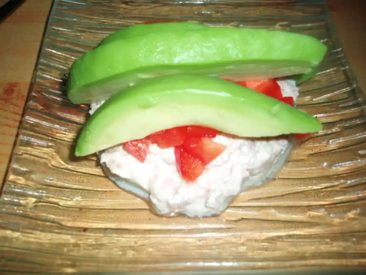 Avocat aux rillettes de thon au basilic