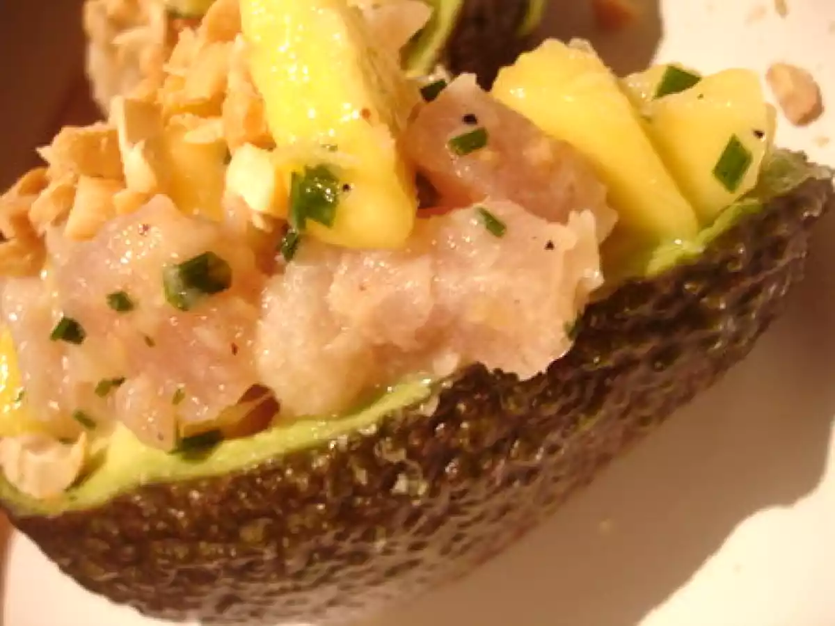Avocat farci au tartare de thon & mangue verte