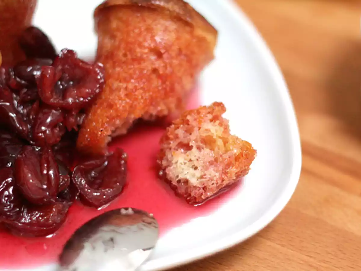 Baba bouchons, compotée de cerises aux épices & au Kirsch, crème fouettée - photo 2