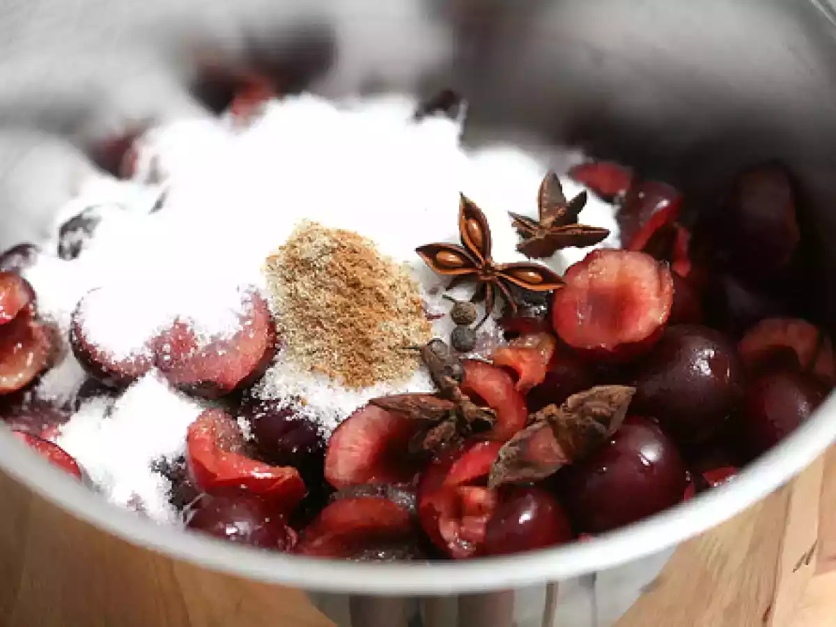 Baba bouchons, compotée de cerises aux épices & au Kirsch, crème fouettée - photo 4
