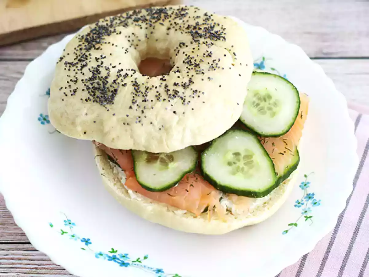 Bagel au saumon, concombre et fromage frais