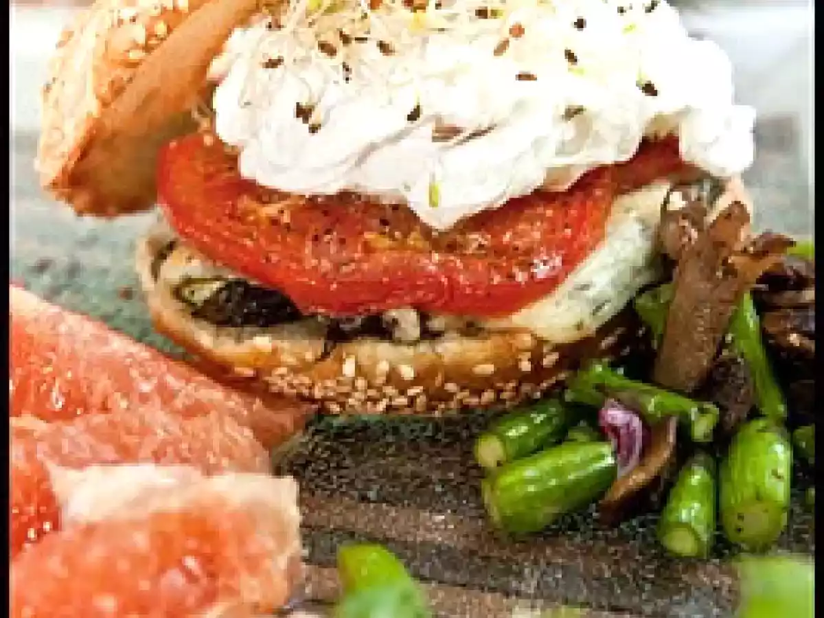 Bagel aux asperges et champignons, gratiné au cheddar fort et oeuf poché