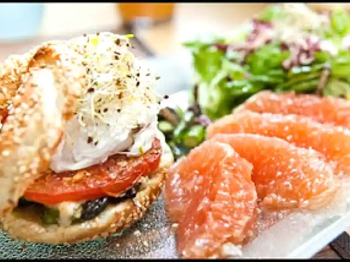 Bagel aux asperges et champignons, gratiné au cheddar fort et oeuf poché - photo 2