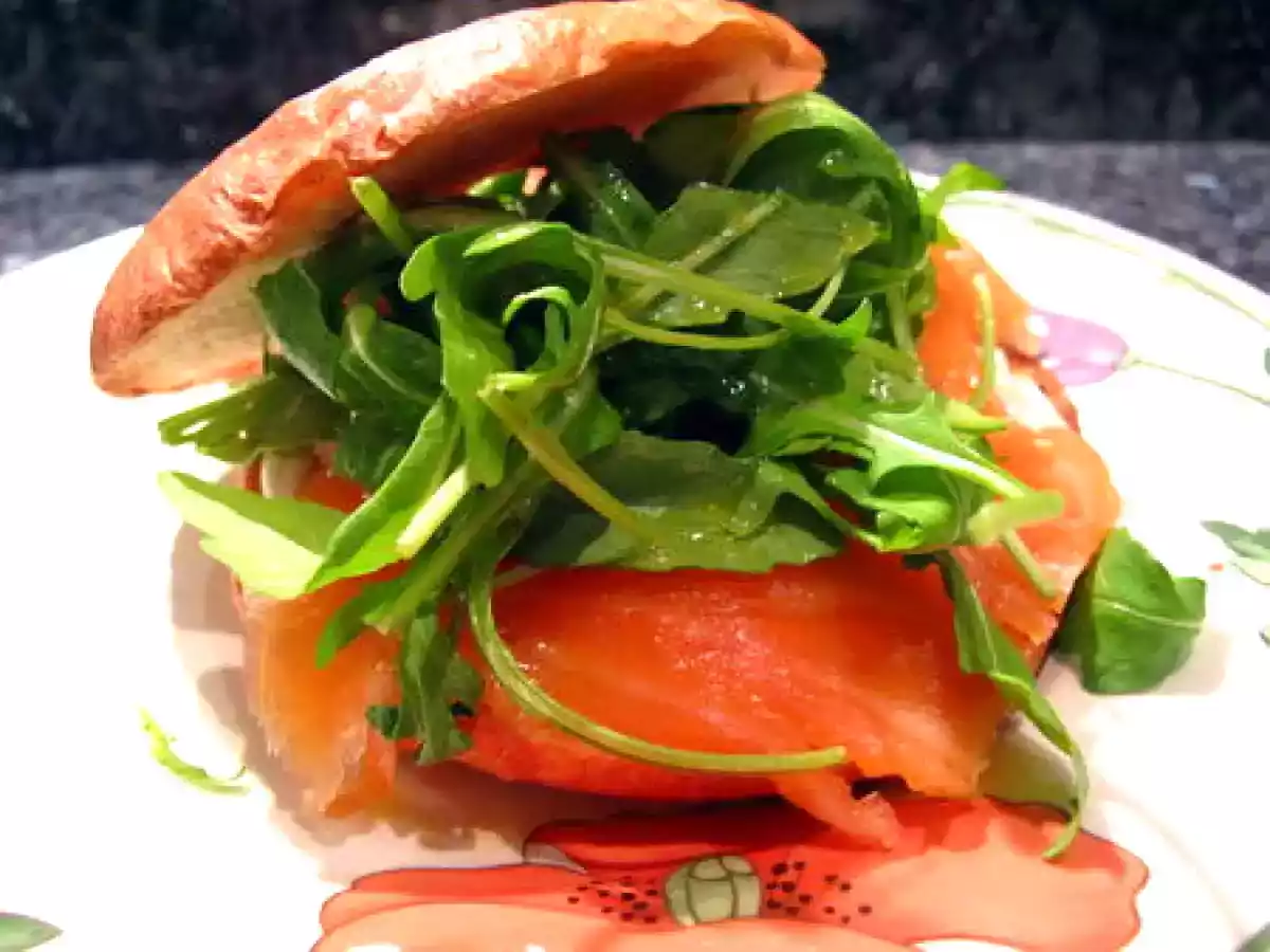 Bagels au saumon fumé, fromage frais fouetté et roquette