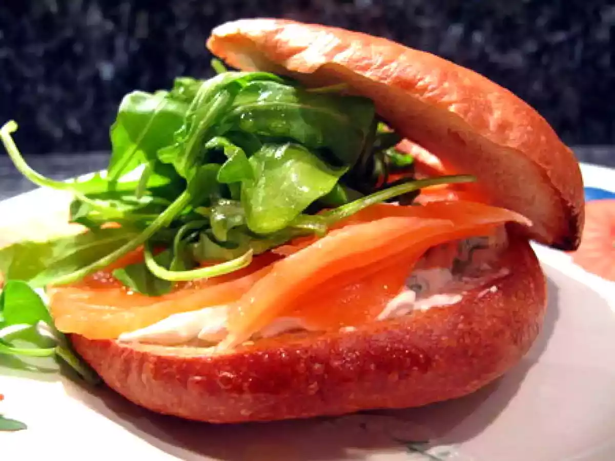 Bagels au saumon fumé, fromage frais fouetté et roquette - photo 2
