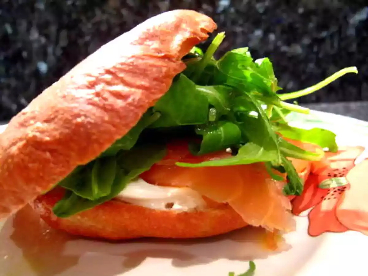 Bagels au saumon fumé, fromage frais fouetté et roquette - photo 3