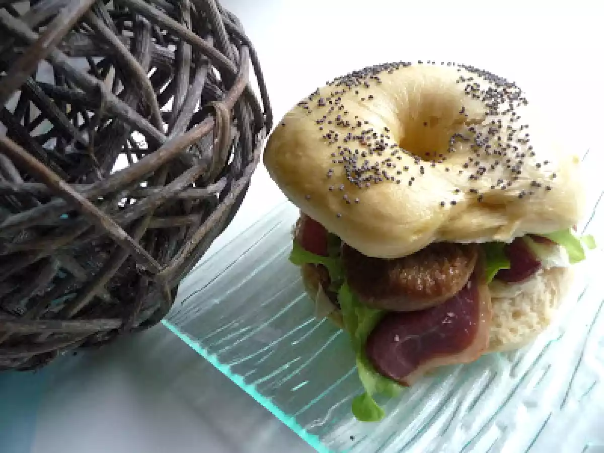 Bagels maison au magret de canard, fromage frais et figues caramélisées