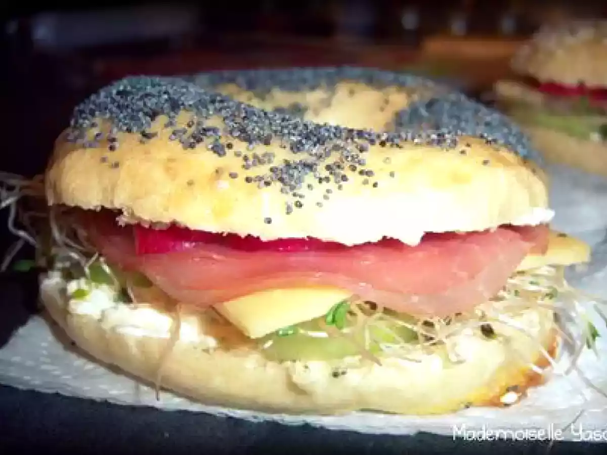 Bagels maison en version sandwich jambon cru-fromage-graines germées...