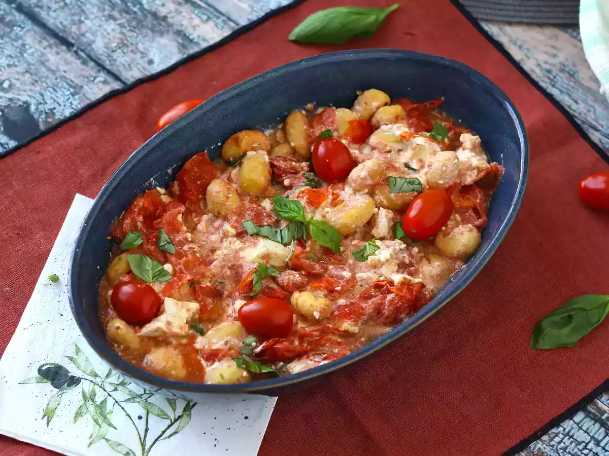 Baked feta gnocchi au Airfryer, le plat hyper rapide à préparer aux tomates cerise et feta!