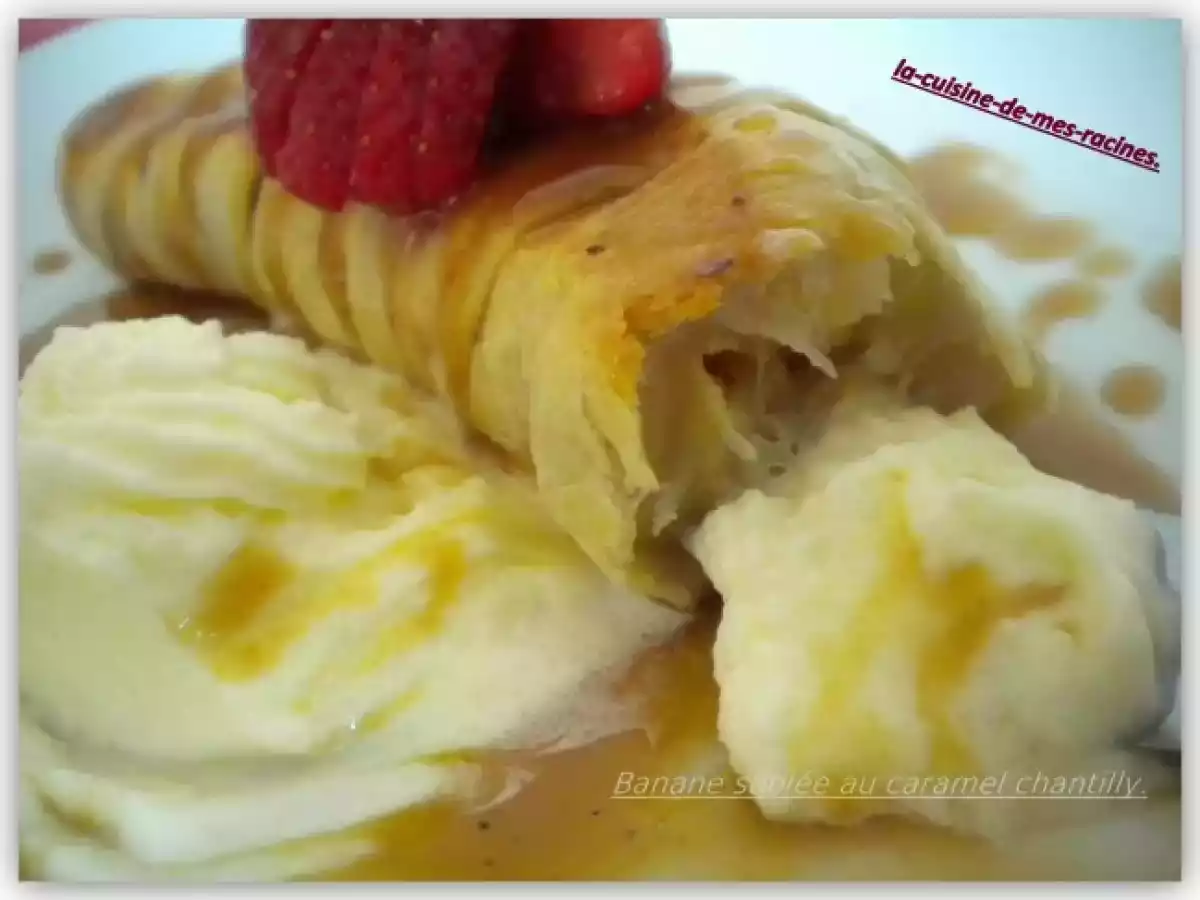 Banane sablée au caramel et chantilly.