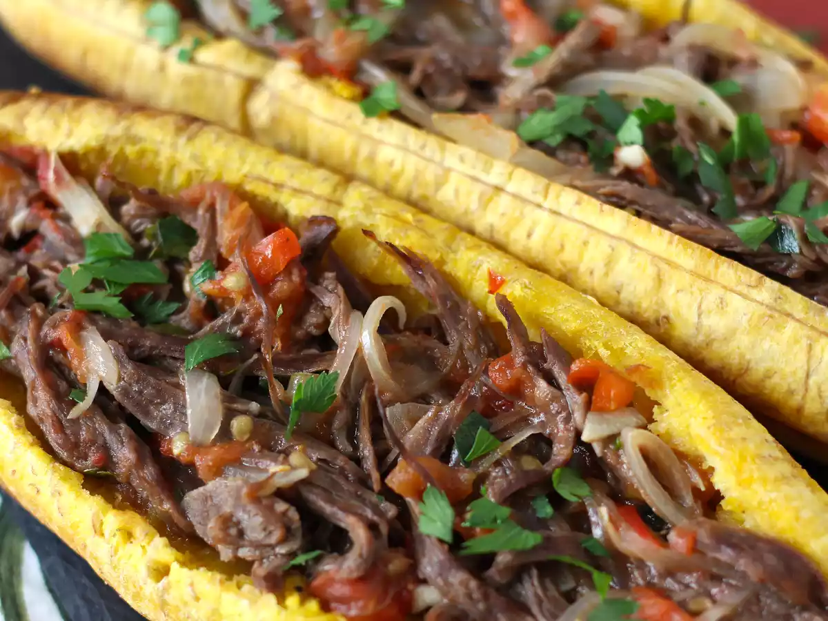 Bananes plantains farcies à la viande effilochée et au fromage râpé - photo 2