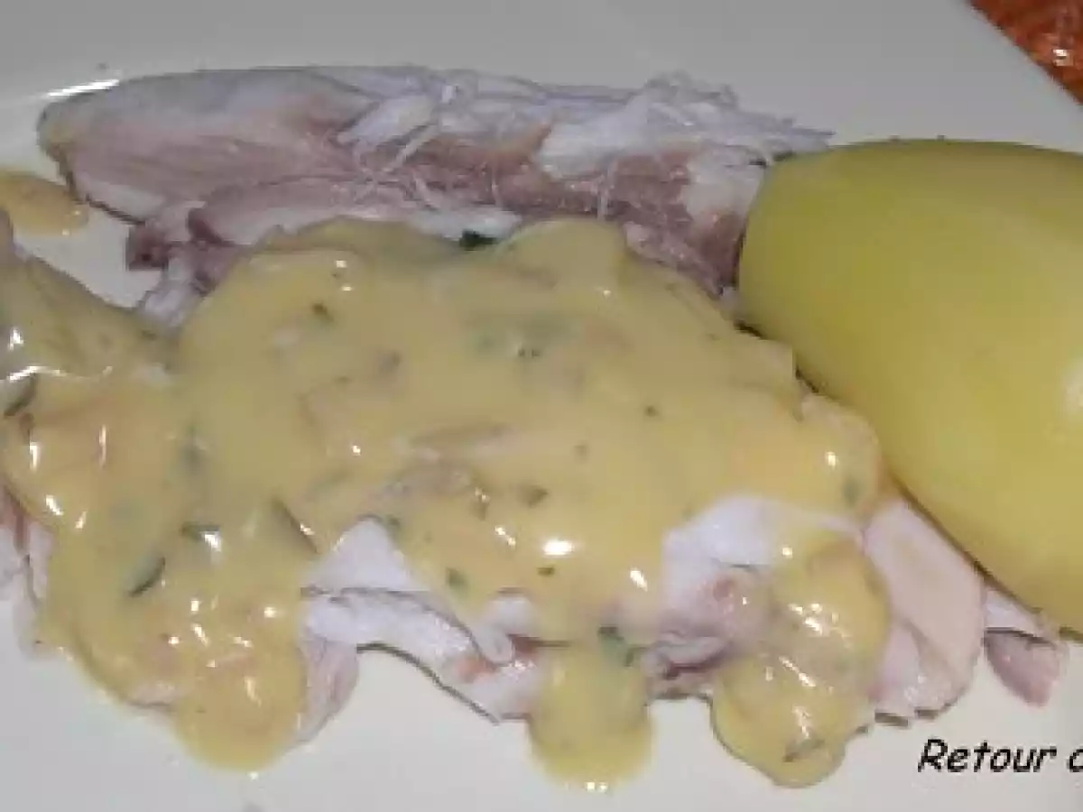 BAR DE LIGNE EN CROUTE DE SEL ET SA SAUCE BEARNAISE