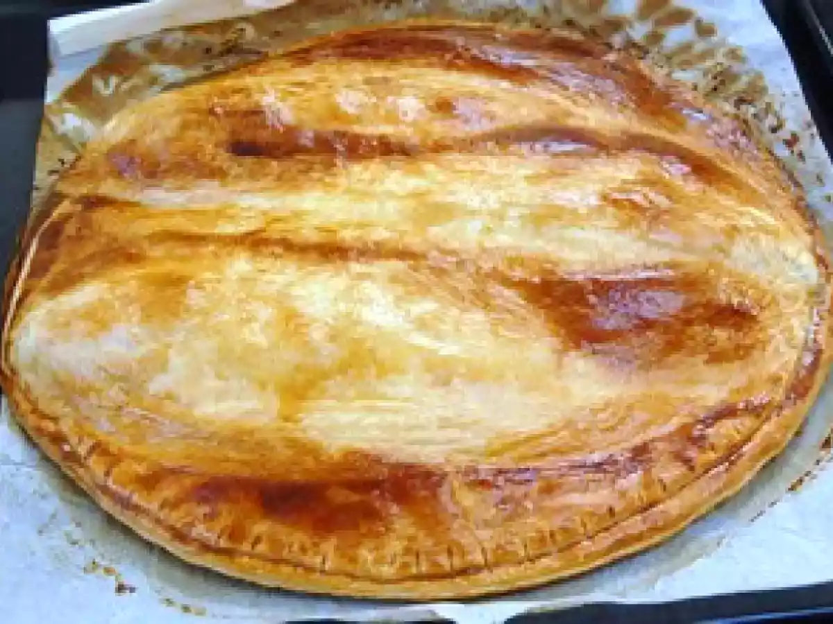 Bar farci à l'oseille cuit au four en croute de pâte feuilletée