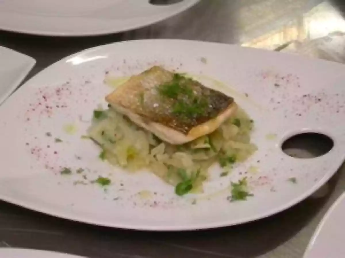 Bar Rôti au fenouil et oignons nouveaux de L'ATELIER DES CHEFS