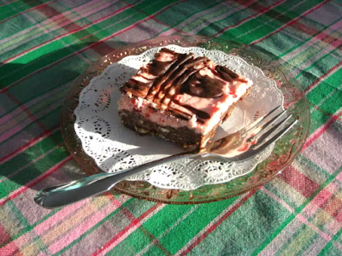 Barres nanaïmo aux cerises et aux amandes