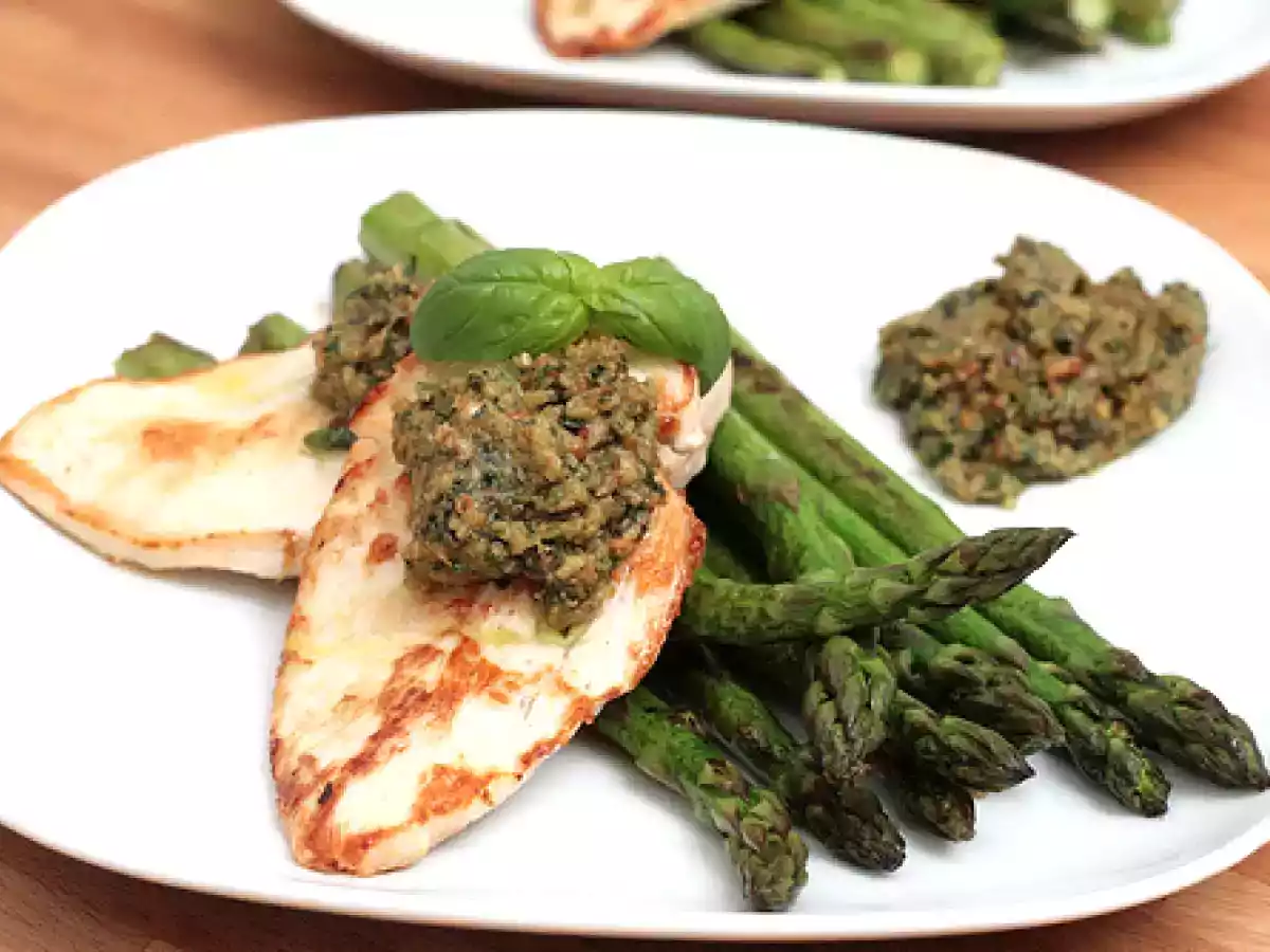 Basilic, parmesan & pignons de pin grillés pour un pesto maison qui déchire!