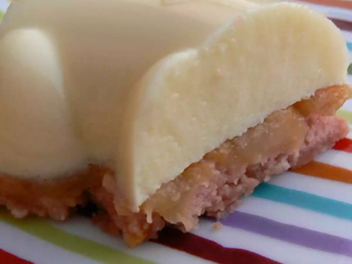 Bavarois à l'agar agar sur lit de pêches à la lavande et biscuits à la rose