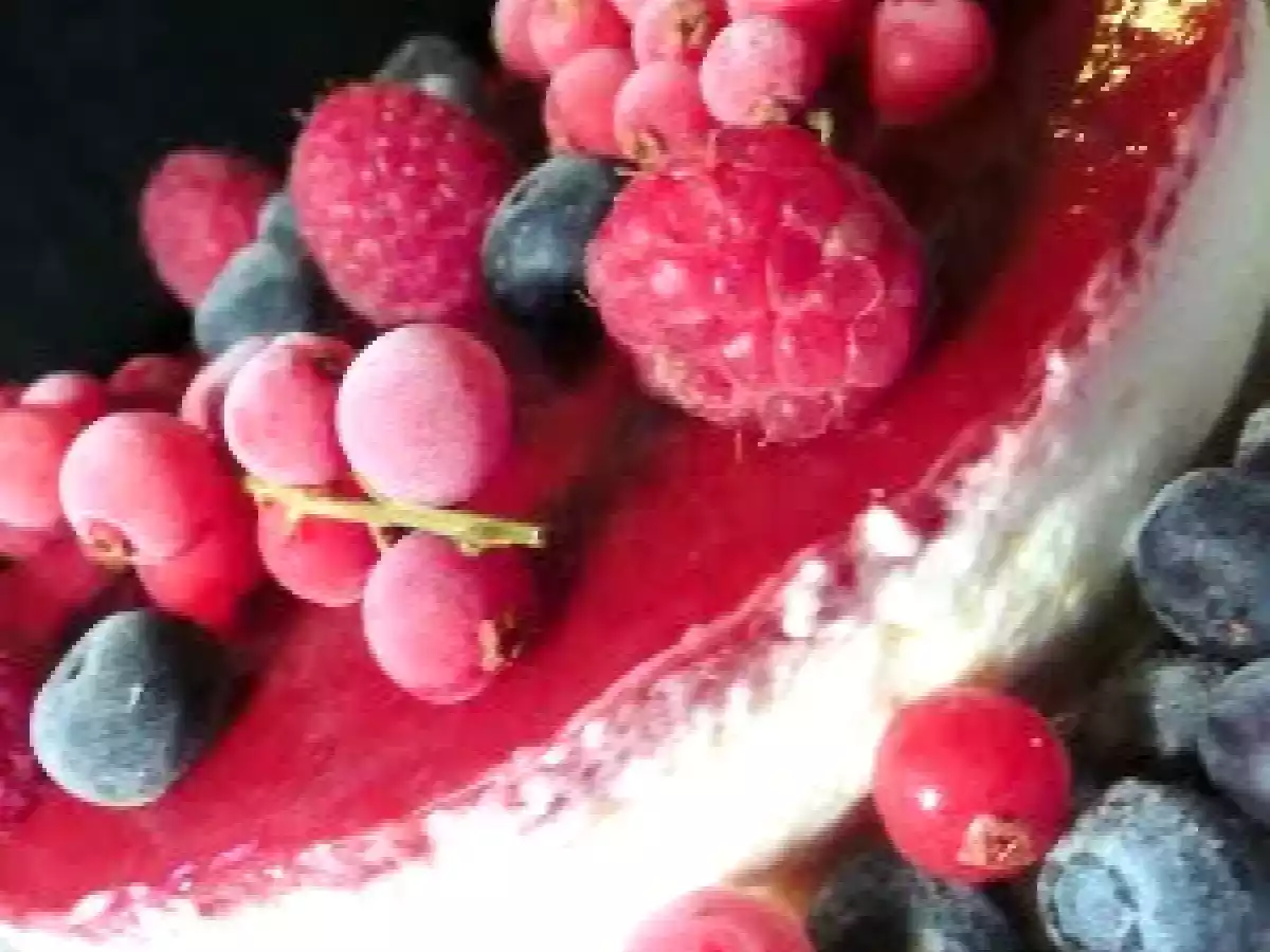 Bavarois au miroir de framboises et fruits rouges. - photo 2