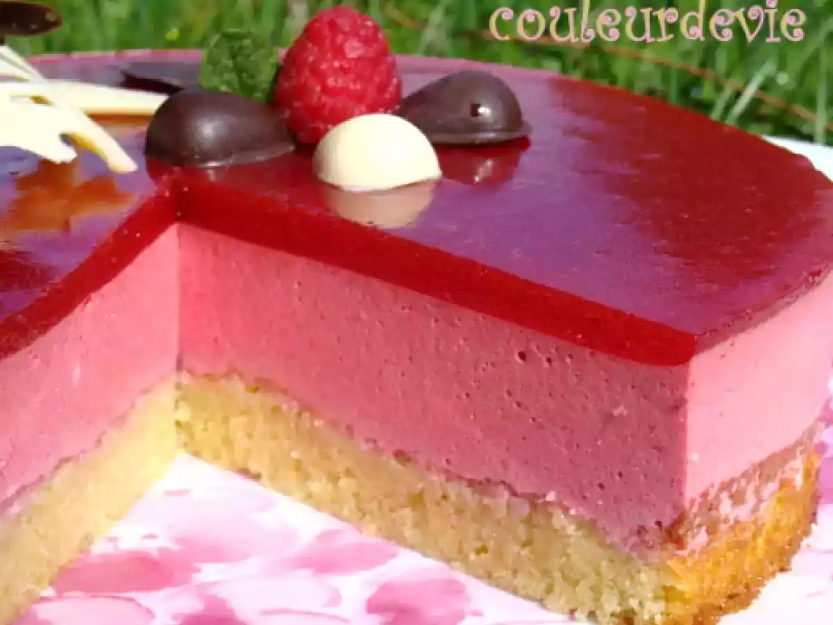 Bavarois aux framboises, miroir aux fraises, sur fondant aux amandes