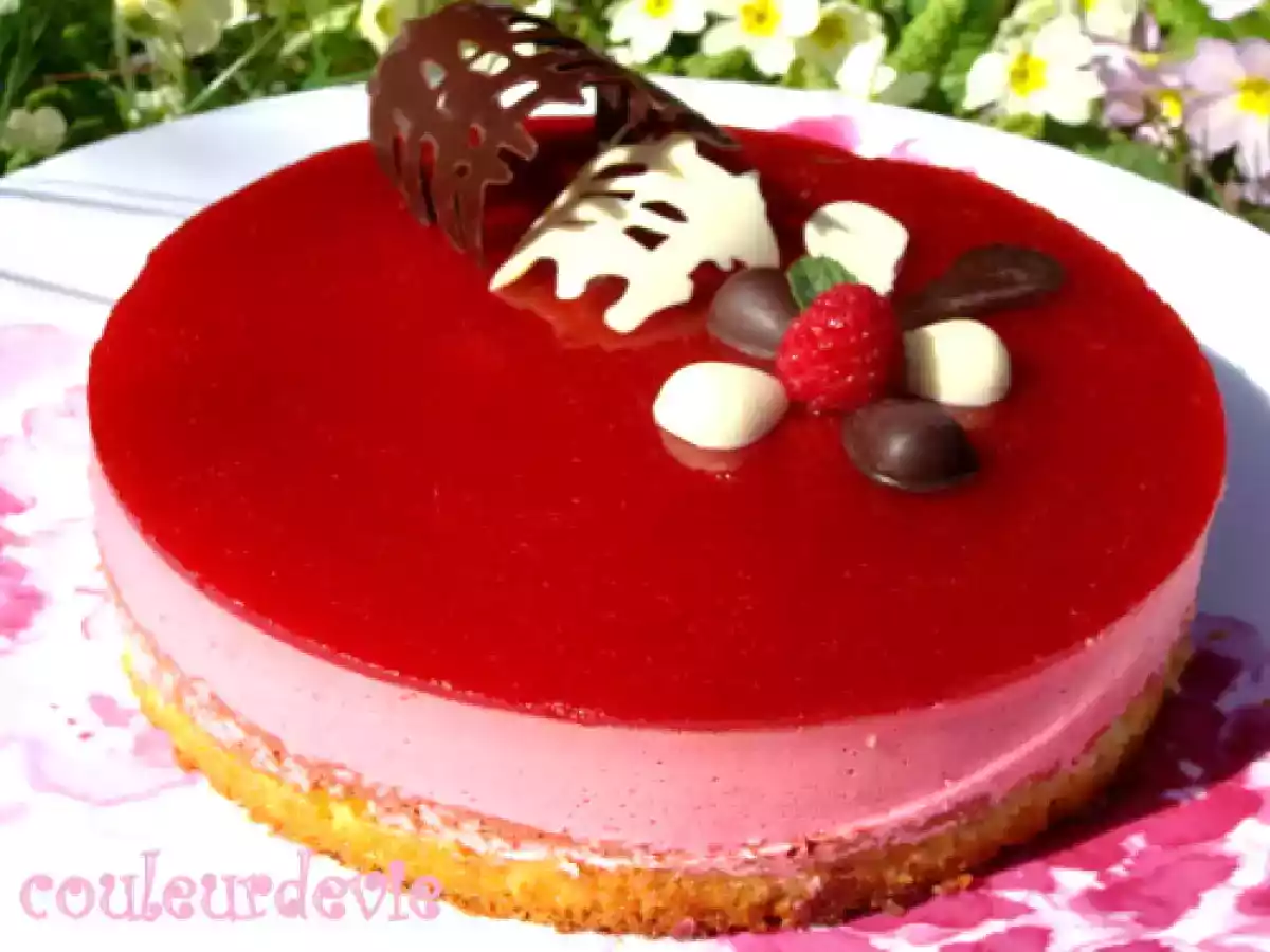 Bavarois aux framboises, miroir aux fraises, sur fondant aux amandes - photo 2