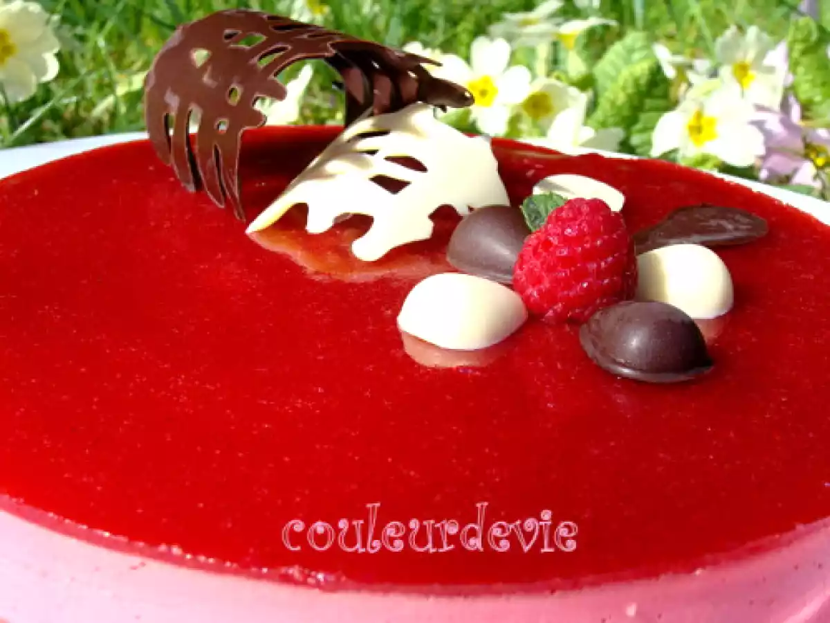 Bavarois aux framboises, miroir aux fraises, sur fondant aux amandes - photo 3