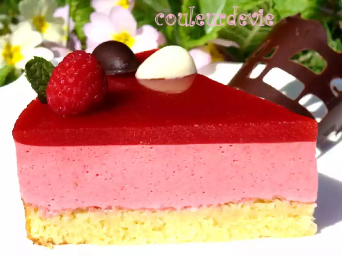 Bavarois aux framboises, miroir aux fraises, sur fondant aux amandes - photo 4