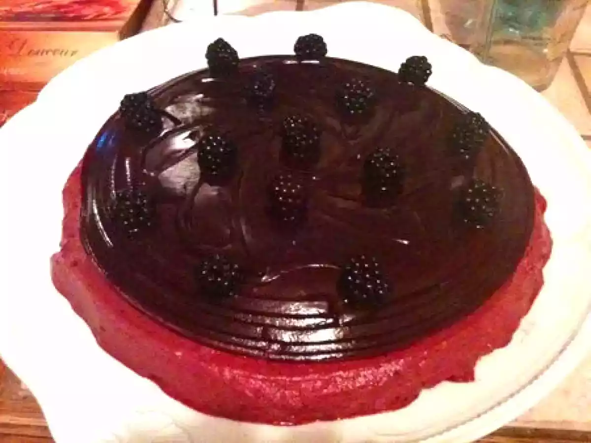 Bavarois aux mûres et à la violette sur biscuit moelleux aux amandes