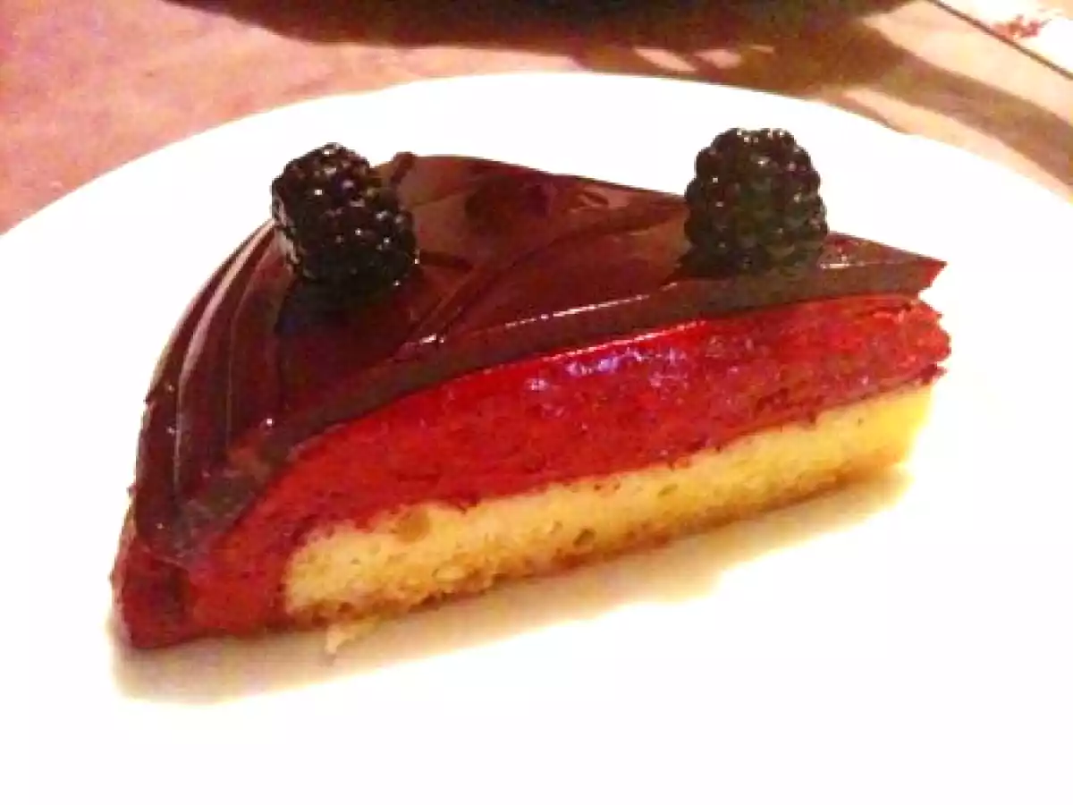 Bavarois aux mûres et à la violette sur biscuit moelleux aux amandes - photo 2