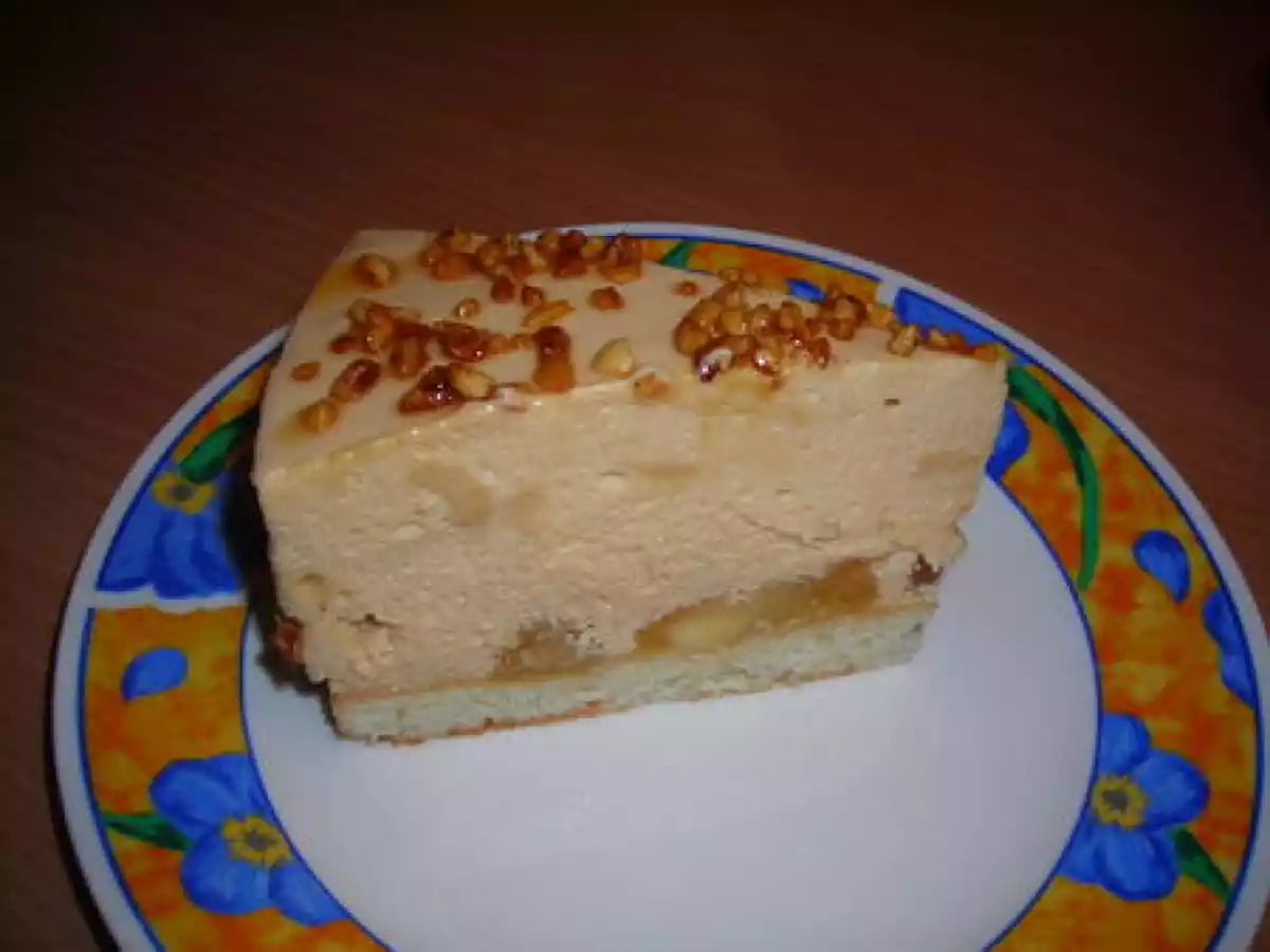 Bavarois caramel sur son lit de pommes et dacquoise aux amandes - photo 3