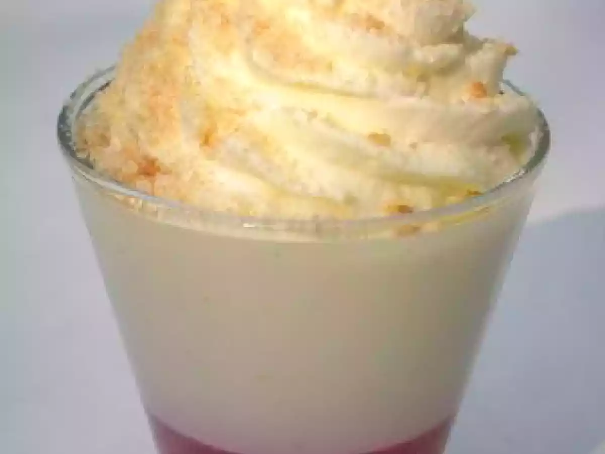 Bavarois Coco sur Coulis de Fraises en Verrine