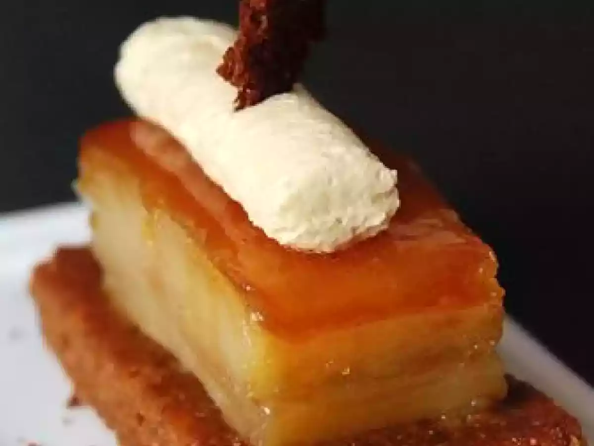Bavarois de foie gras sur confit de pommes et pain d'épices