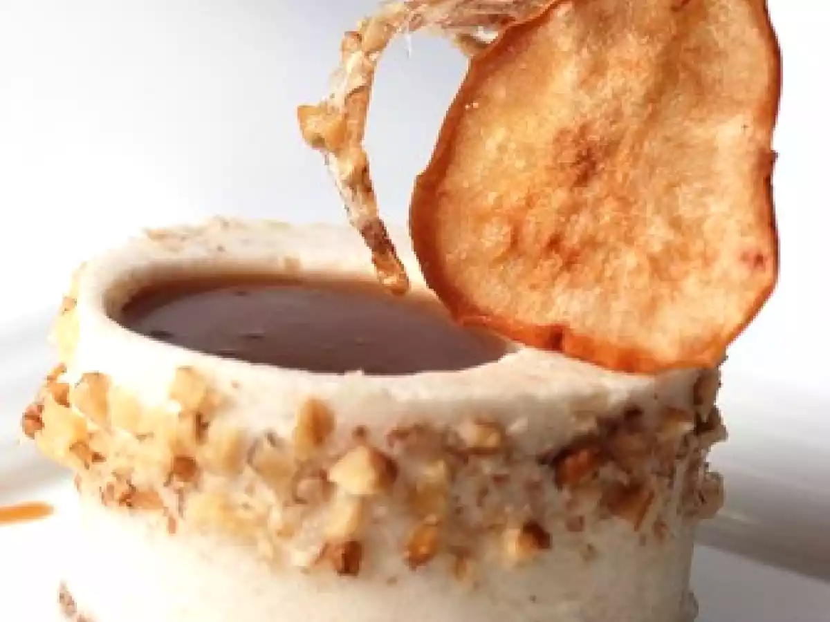 Bavarois de poires sur dacquoise noix, caramel et nougatine de noix