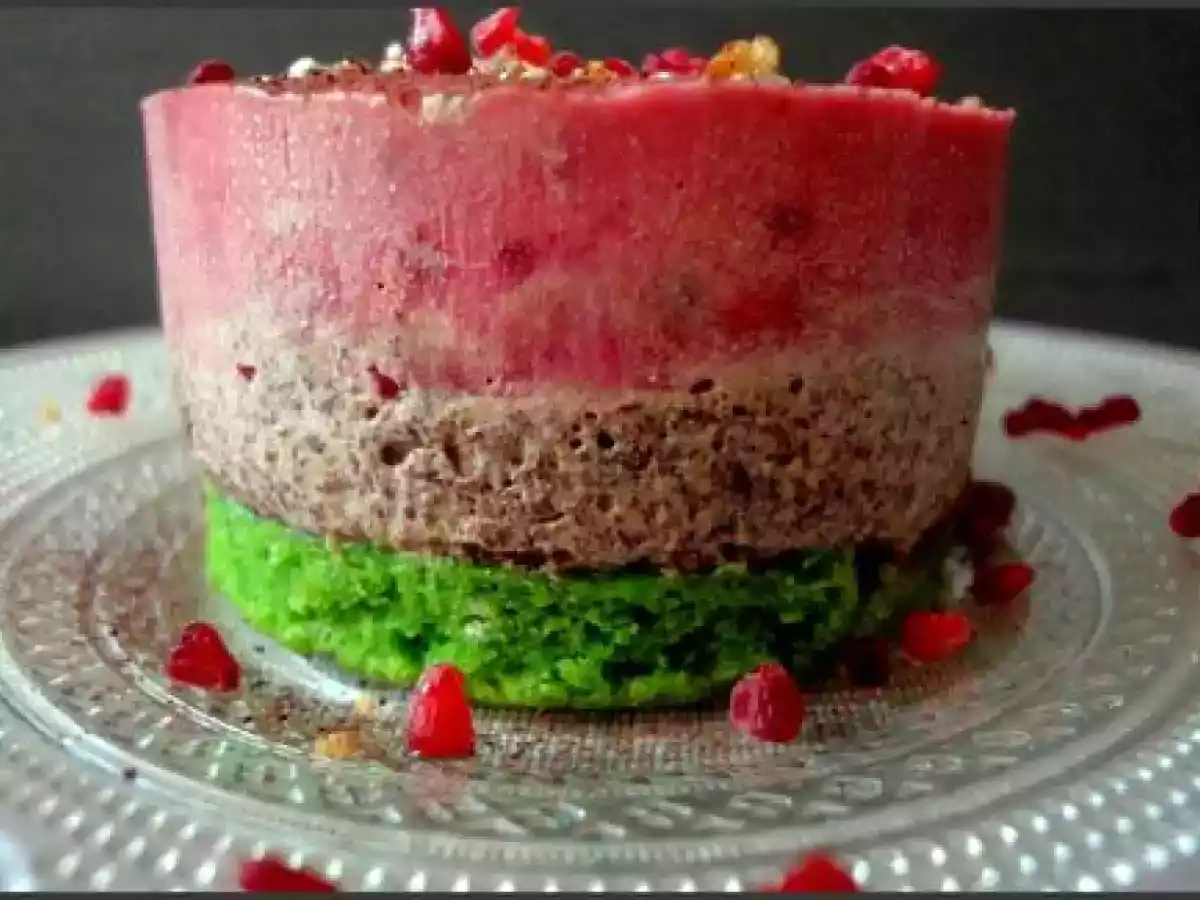 Bavarois framboise, chantilly chocolat et biscuit joconde à la pistache