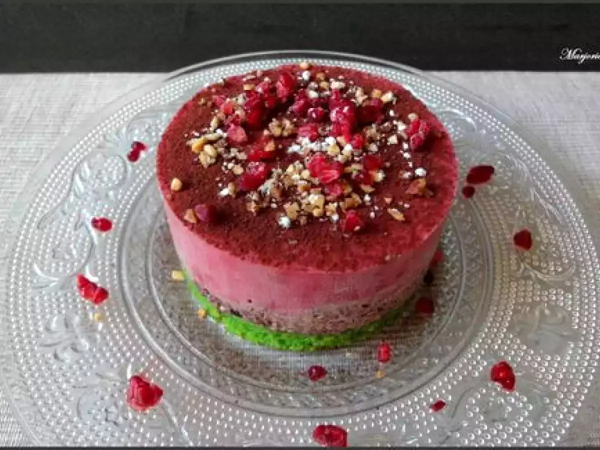 Bavarois framboise, chantilly chocolat et biscuit joconde à la pistache - photo 2