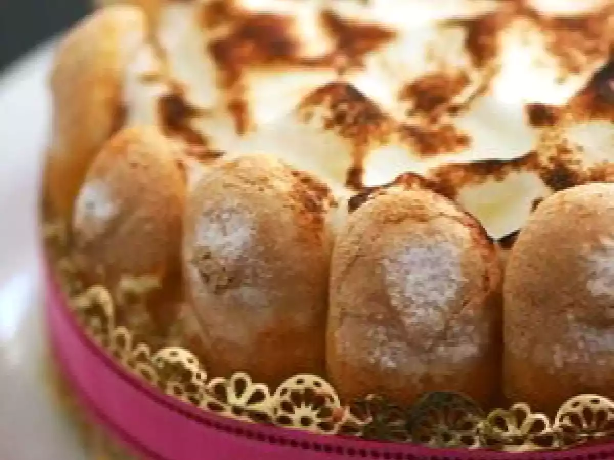 Bavarois meringué à l'ananas, fruit de la passion et noix de coco.