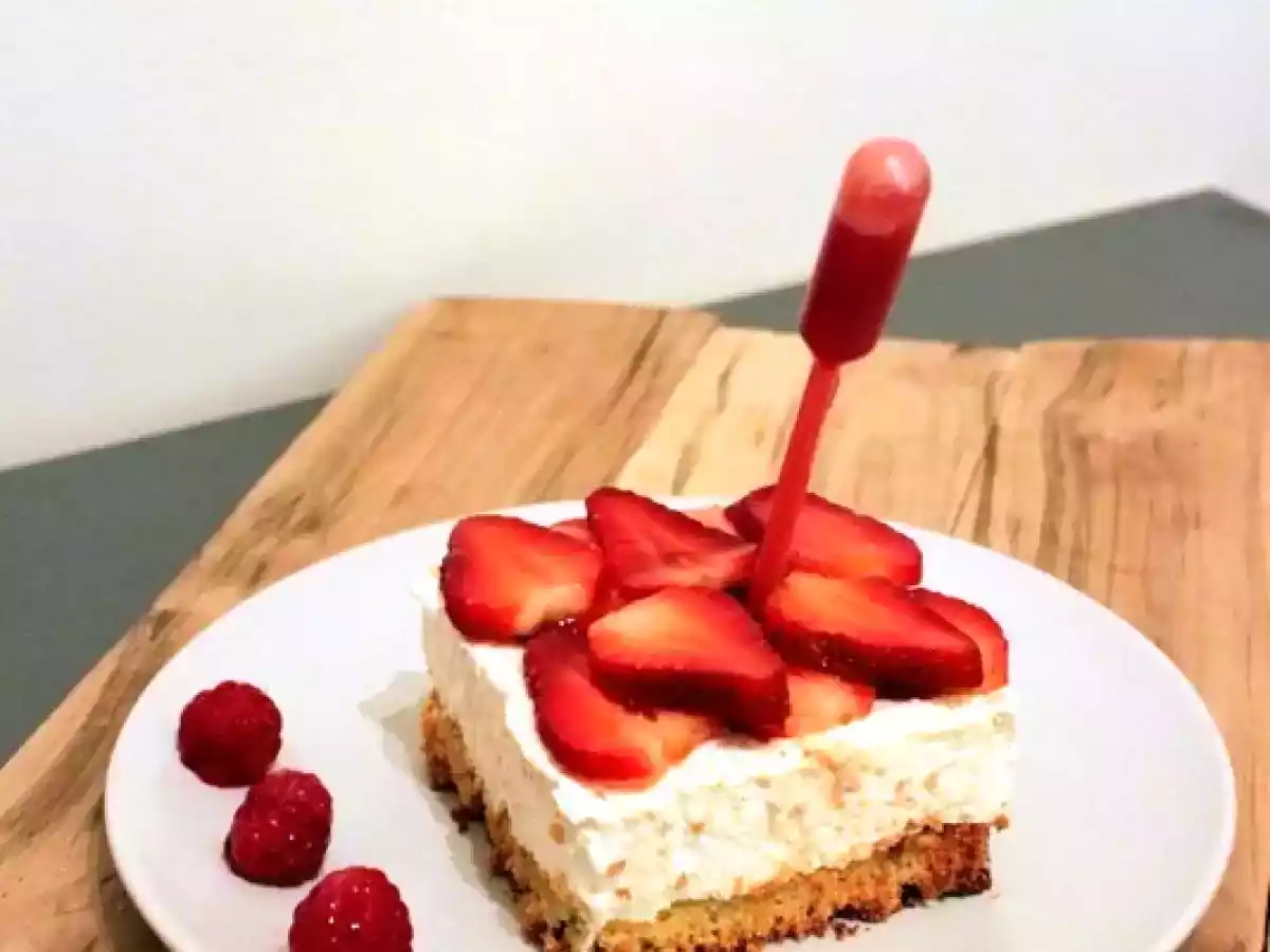 Bavarois mousse chocolat blanc, pistaches, fraises & framboises